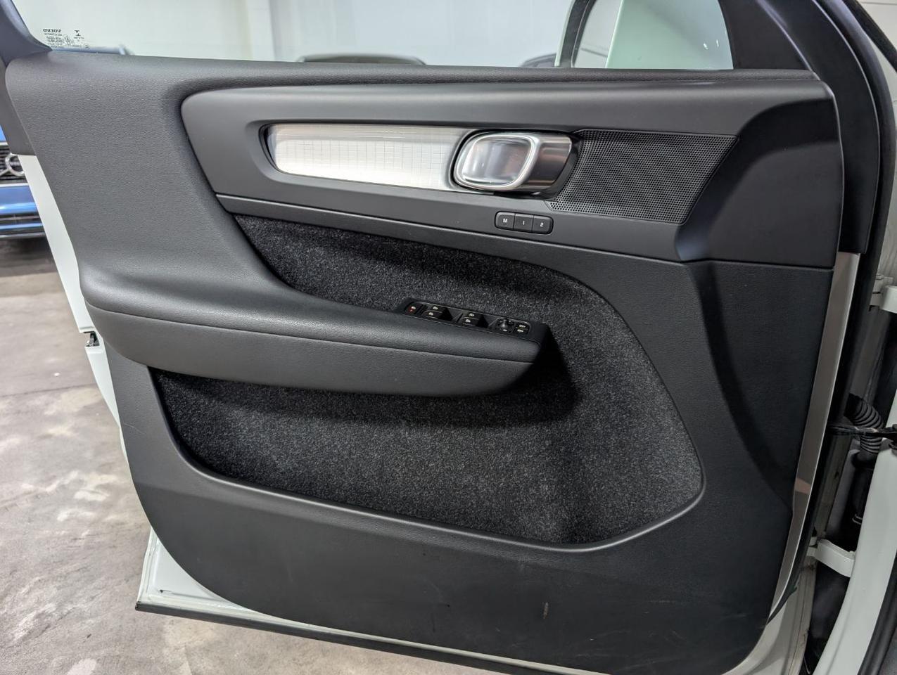 2019 Volvo XC40 T5 AWD Momentum | High Performance Audio, Panoramic Roof, Apple Carplay/Andriod Auto & Amber Leather Portland OR