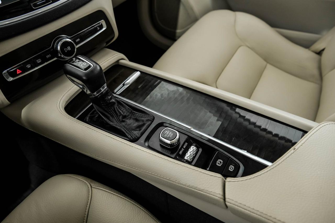 2019 Volvo XC90 T5 MOMENTUM BLIND SPOT ASSIST PANORAMA LEATHER HEATED SEATS REAR CAMERA KEYLESS START Carrollton TX
