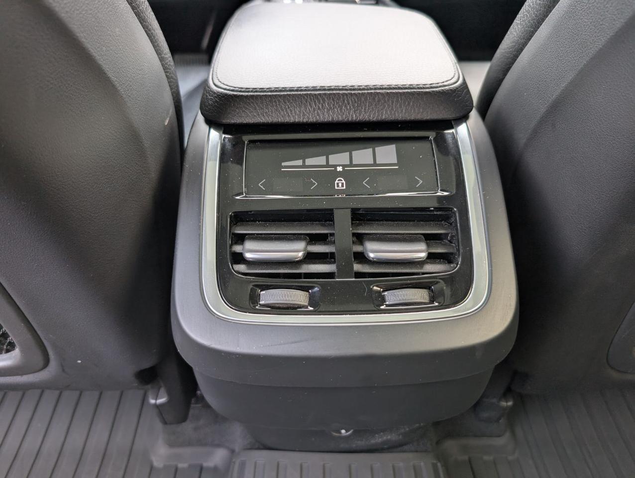 2019 Volvo XC90 T6 AWD Momentum w/High Performace Audio, Pilot Assist, Booster Seat, Heated Leather Seats Portland OR