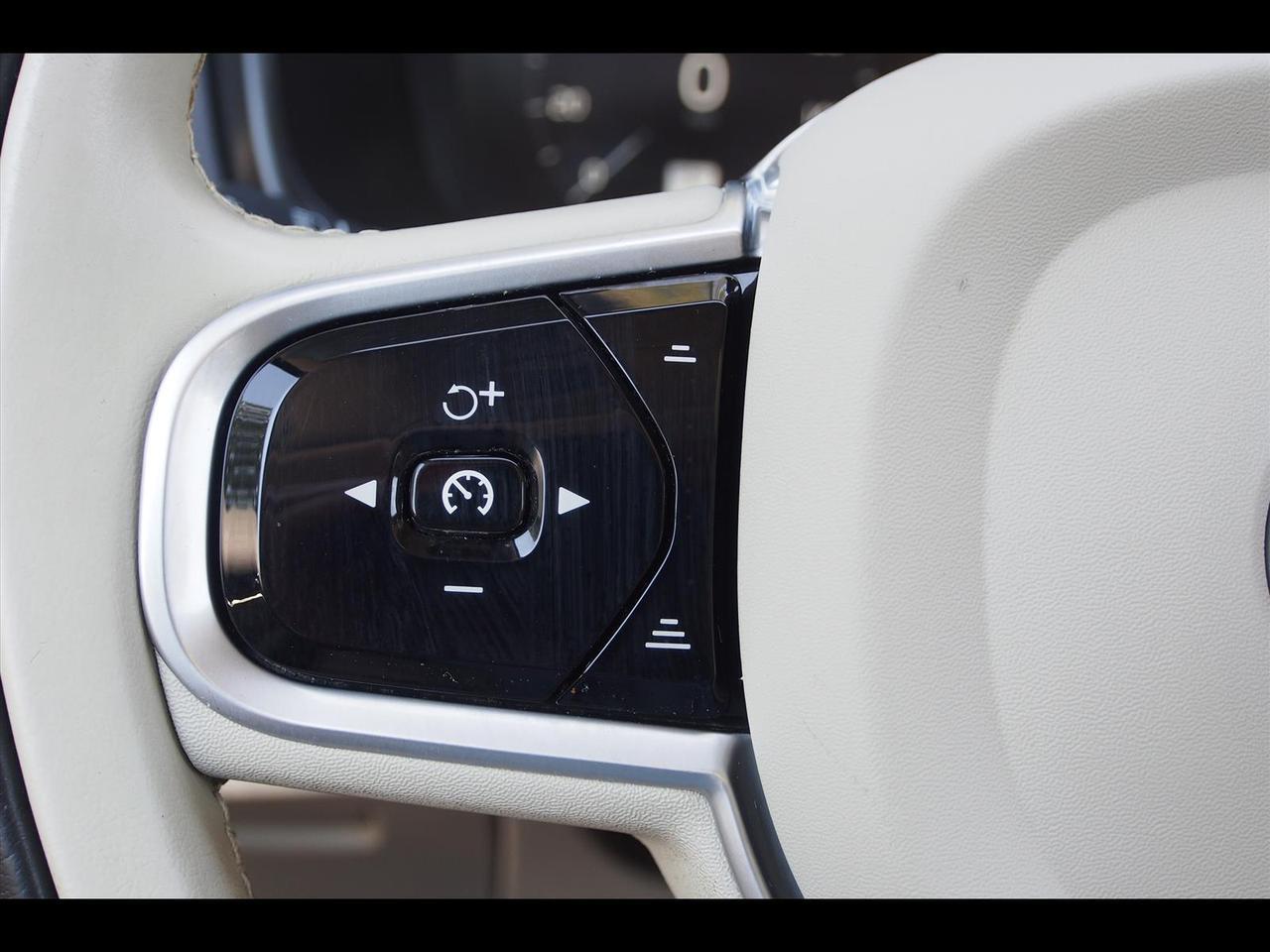 2019 Volvo XC90 T6 Momentum