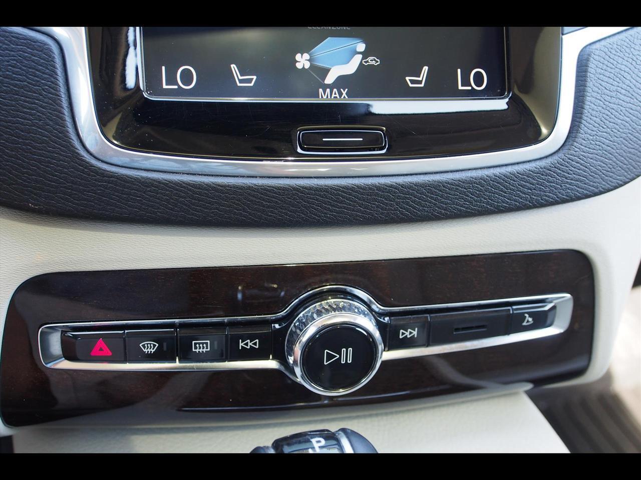 2019 Volvo XC90 T6 Momentum
