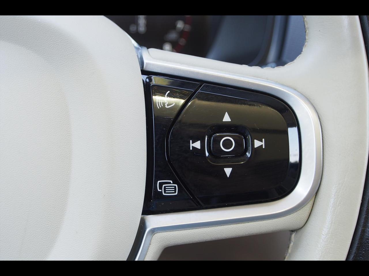 2019 Volvo XC90 T6 Momentum