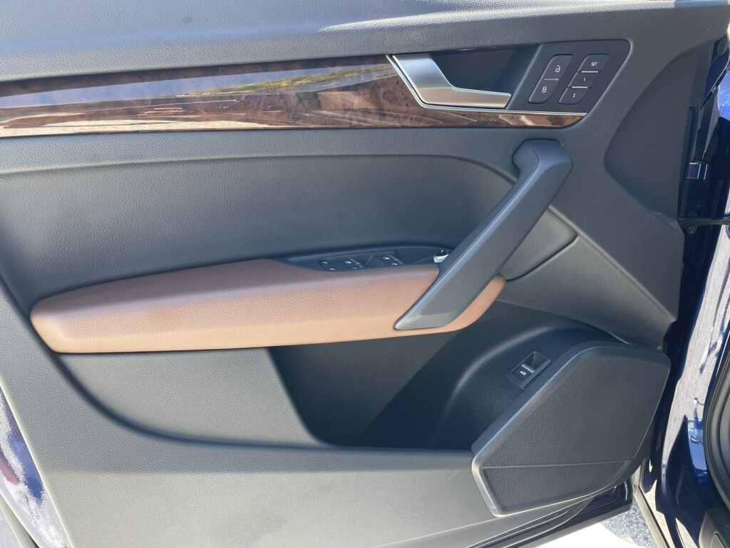 2020 Audi Q5 Premium~CLEAN CARFAX~EXCELLENT CONDITION~BLUETOOTH~DRIVER ASSISTANCE PACKAGE~PANORAMIC MOONROOF / SUNROOF Sarasota FL