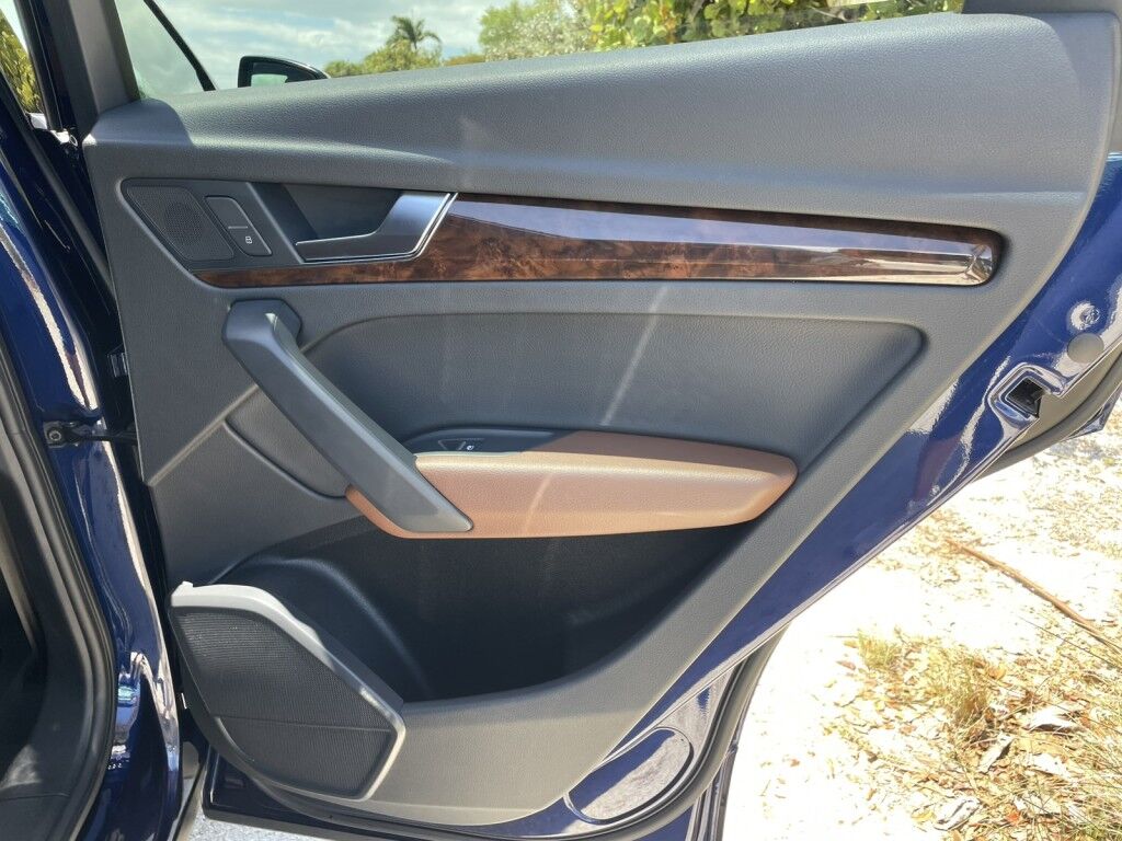 2020 Audi Q5 Premium~CLEAN CARFAX~EXCELLENT CONDITION~BLUETOOTH~DRIVER ASSISTANCE PACKAGE~PANORAMIC MOONROOF / SUNROOF Sarasota FL