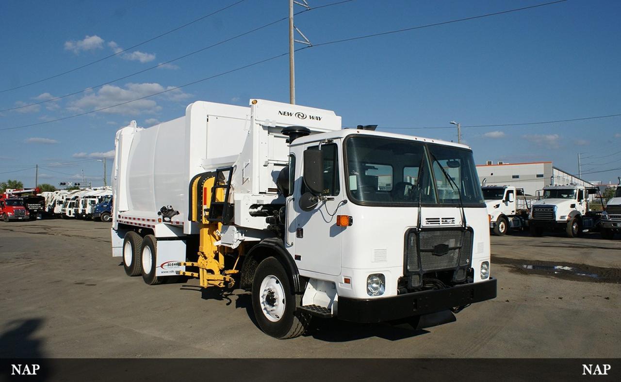 2020 Autocar ACX64 31 yard New Way Side Loader Garbage Truck
