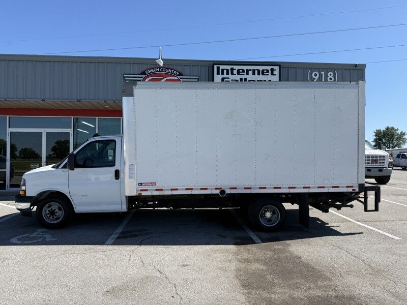 2020 Chevrolet Express 3500 DRW 16' Box Truck
