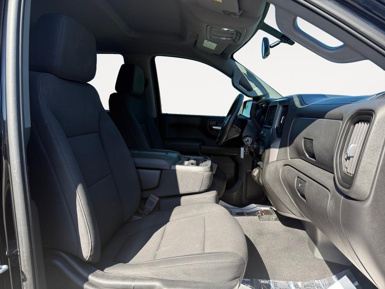 2020 Chevrolet Silverado 1500 Custom 4X4 CREW CAB, APPLE CARPLAY/ANDROID AUTO, WIFI, POWER MIRRORS, BACKUP CAMERA, REMOTE KEYLESS ENTRY, TOW HOOKS, TOW PACKAGE, BED LINER, TRAILERING PACKAGE, ONLY 1 OWNER! Norfolk VA