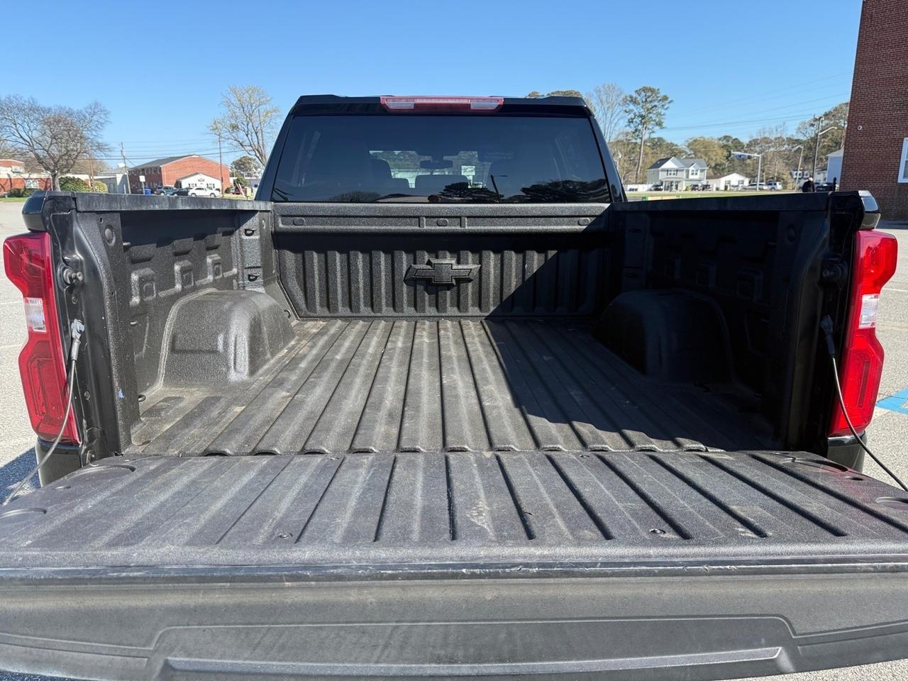 2020 Chevrolet Silverado 1500 Custom 4X4 CREW CAB, APPLE CARPLAY/ANDROID AUTO, WIFI, POWER MIRRORS, BACKUP CAMERA, REMOTE KEYLESS ENTRY, TOW HOOKS, TOW PACKAGE, BED LINER, TRAILERING PACKAGE, ONLY 1 OWNER! Norfolk VA