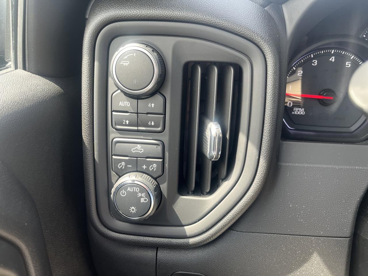 2020 Chevrolet Silverado 1500 Custom Trail Boss Double Cab 4WD Conv InfottnmntPkgs w/RemoteStart Spray-OnBedliner OnStar SiriusXM Saukville WI