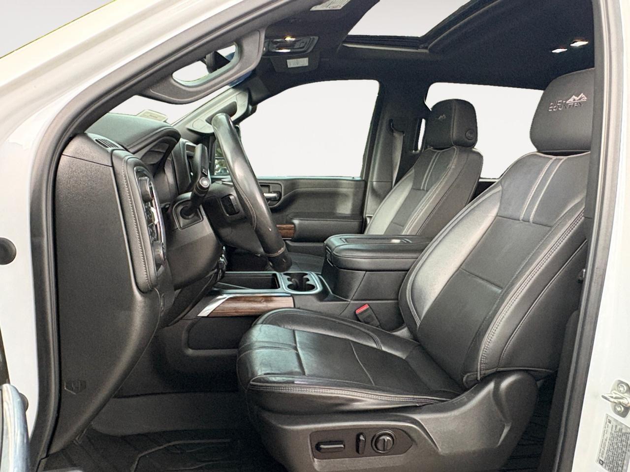 2020 Chevrolet Silverado 3500HD High Country, RUNNING BOARDS, POWER TAILGATE, 360 BACKUP CAMERA, SUNROOF, LANE KEEP ASSIST, BLIND SPOT ALERT, FORWARD COLLISION WARNING, HEATED & COOLING SEATS, HEADS-UP DISPLAY, LOW MILEAGE, HIGH COUNTRY, BIGGER TRUCK!