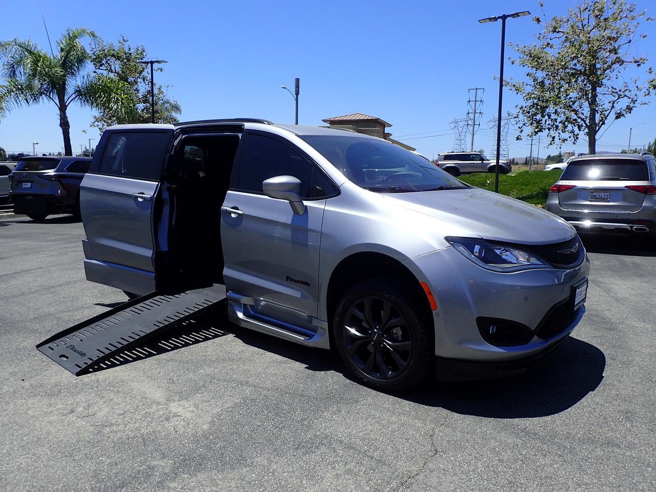 2020 Chrysler Pacifica Touring L-S
