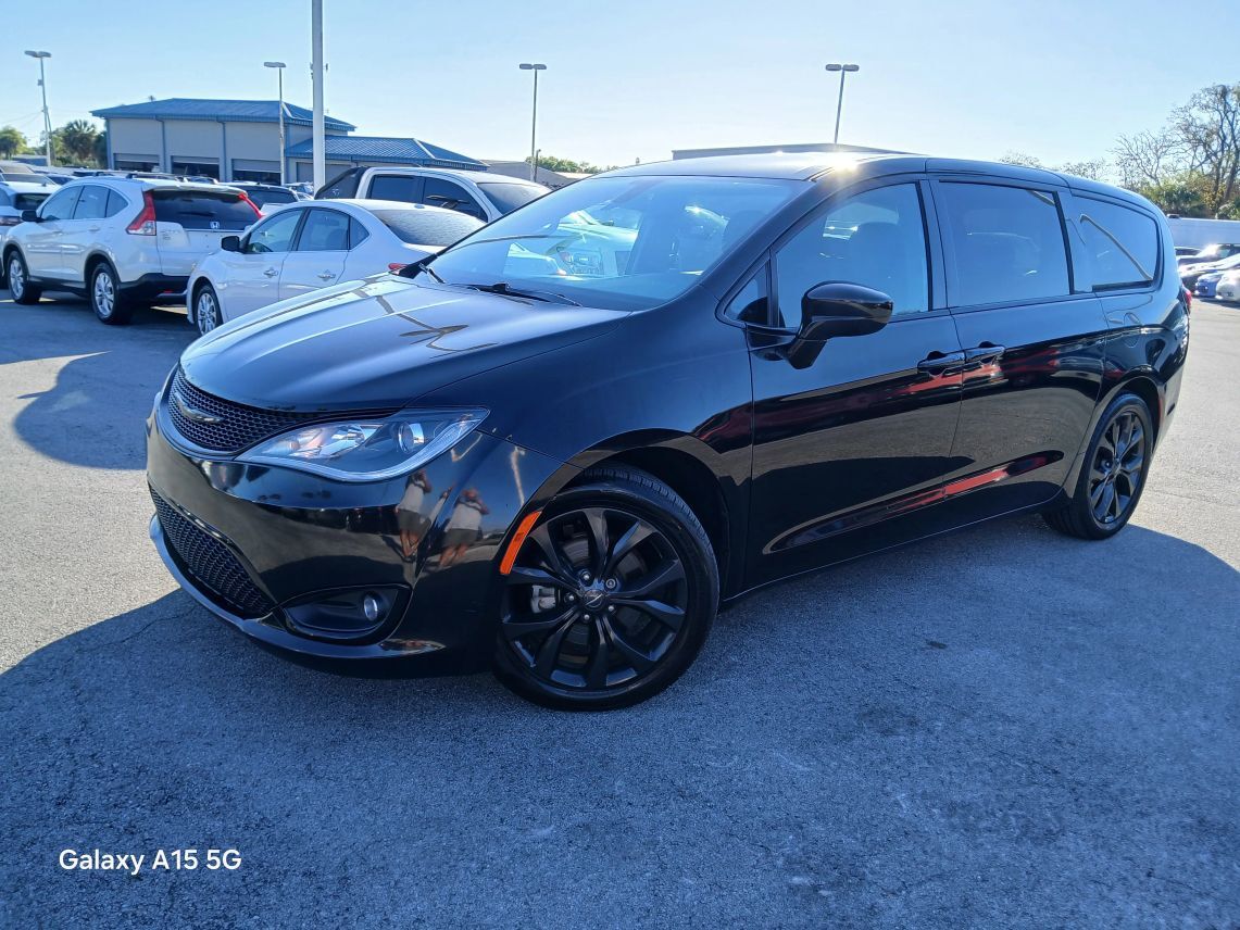 2020 Chrysler Pacifica Touring Minivan 4D