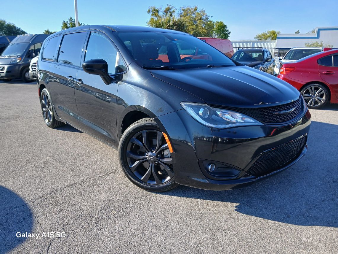 2020 Chrysler Pacifica Touring Minivan 4D