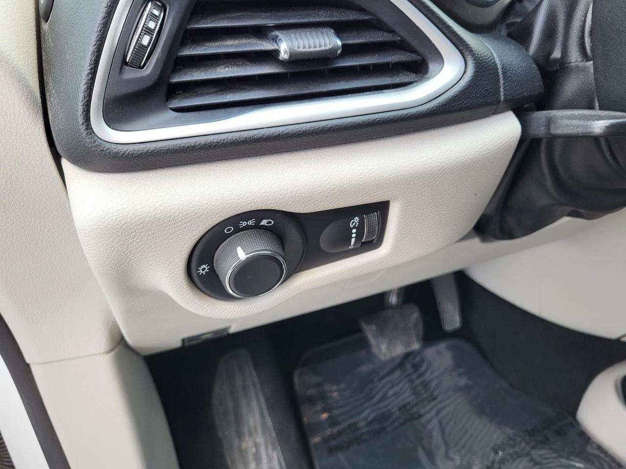 2020 Chrysler Voyager L FWD Beeville TX