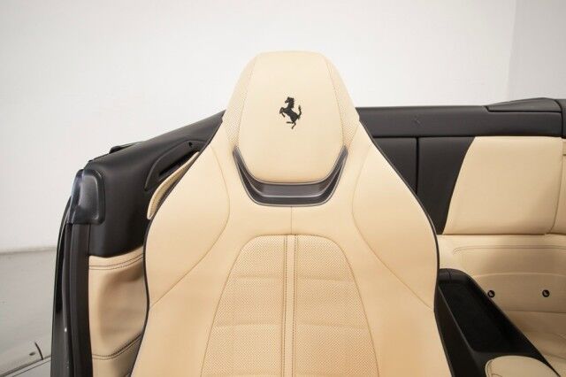 2020 Ferrari Portofino *ONLY 6300 MILES* *OVER $52,000 IN OPTIONS* *BLACK ON CREMA* San Diego CA