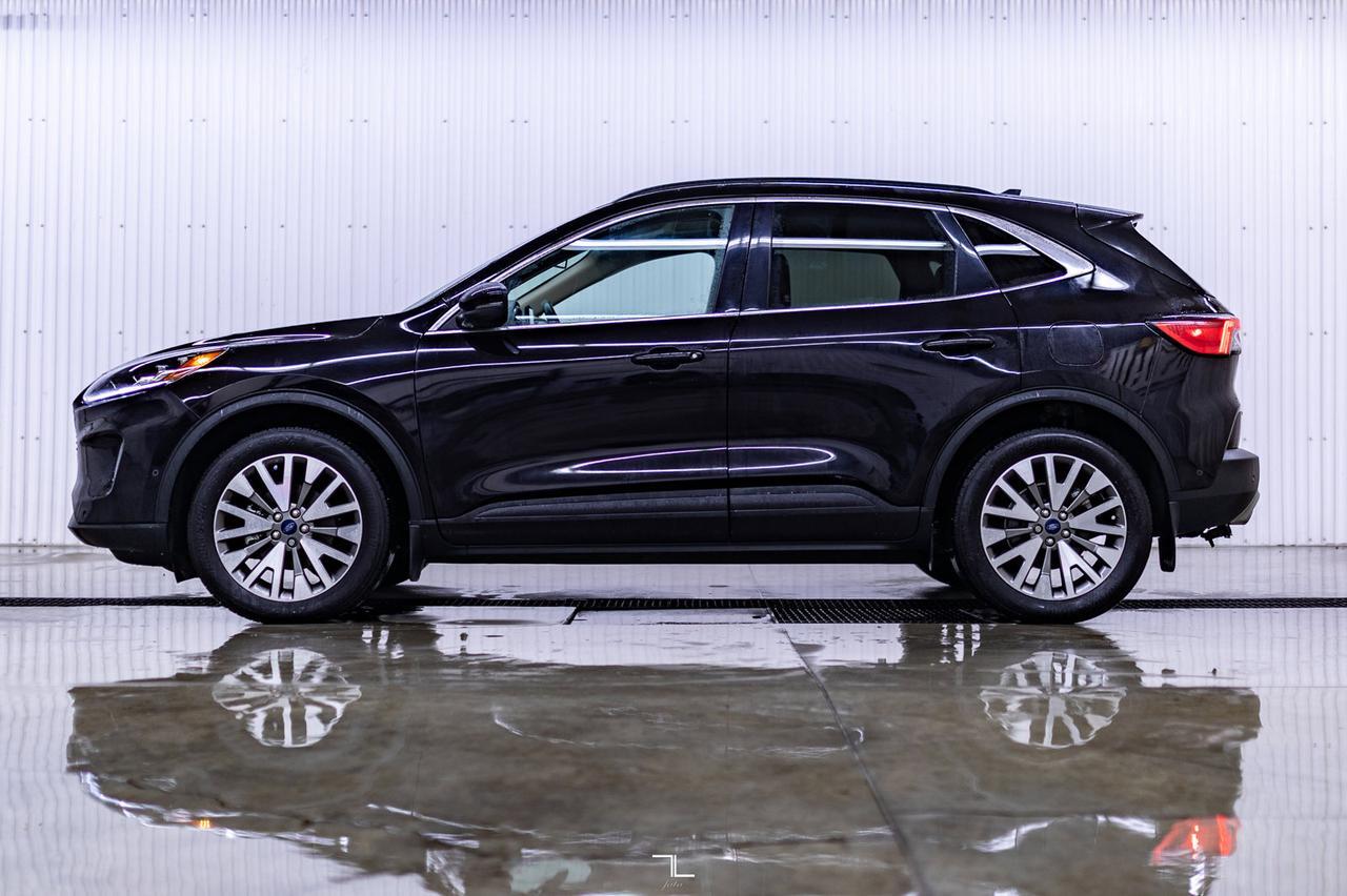 2020 Ford Escape AWD Titanium Leather Roof Nav BCam Red Deer AB