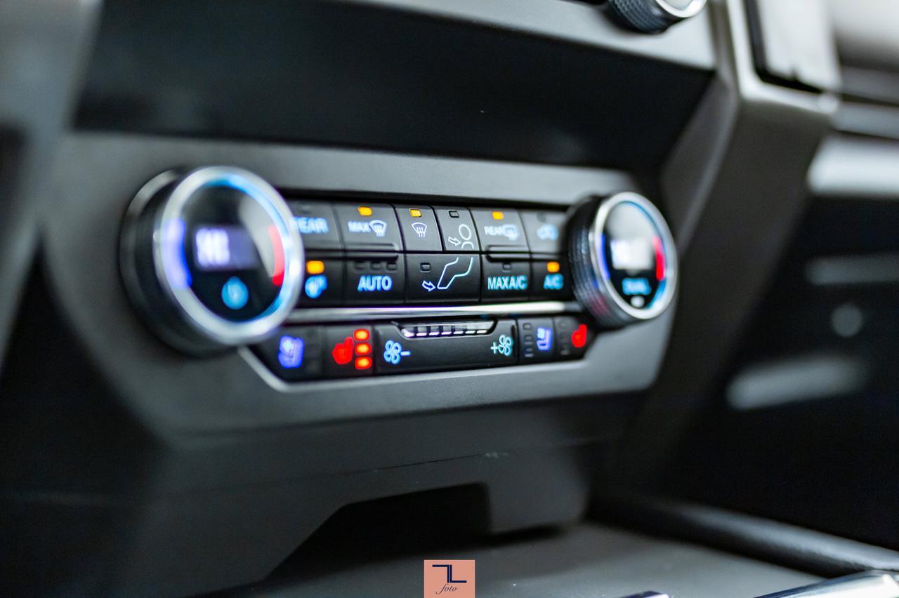 2020 Ford Expedition AWD XLT Leather Roof Nav BCam Red Deer AB