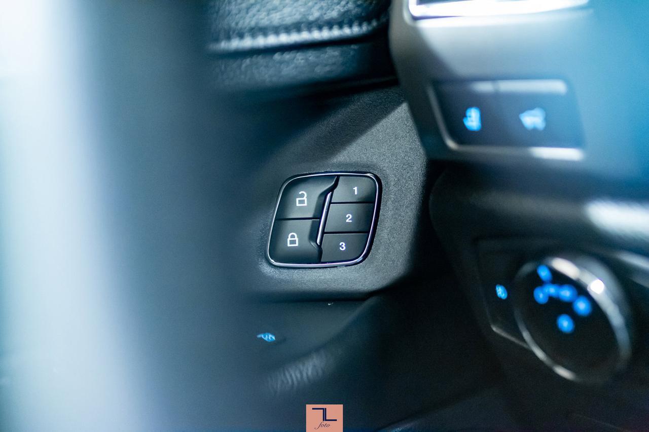 2020 Ford Expedition AWD XLT Leather Roof Nav BCam Red Deer AB