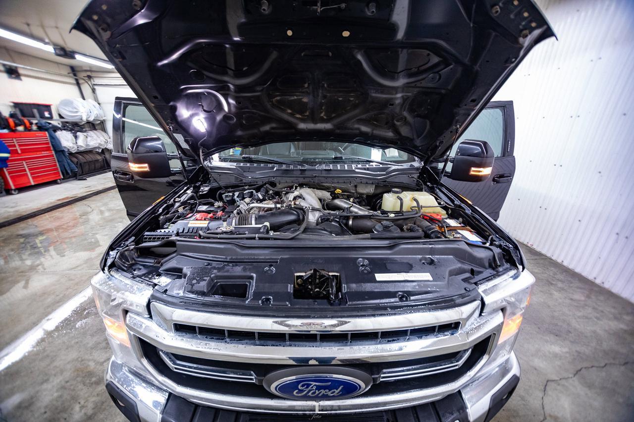 2020 Ford F-350 4x4 Crew Cab Lariat Diesel Leather Roof Nav BCam Red Deer AB