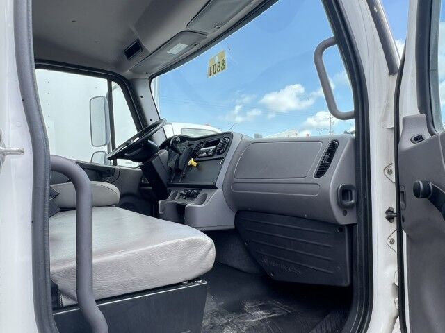 2020 Freightliner M2 106 26&apos; Dry Box Truck with 2,500 lb. Lift Gate Homestead FL