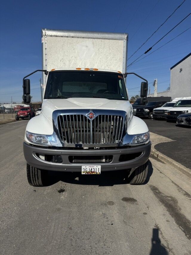2020 International MV 26 ft Box Truck with Liftgate