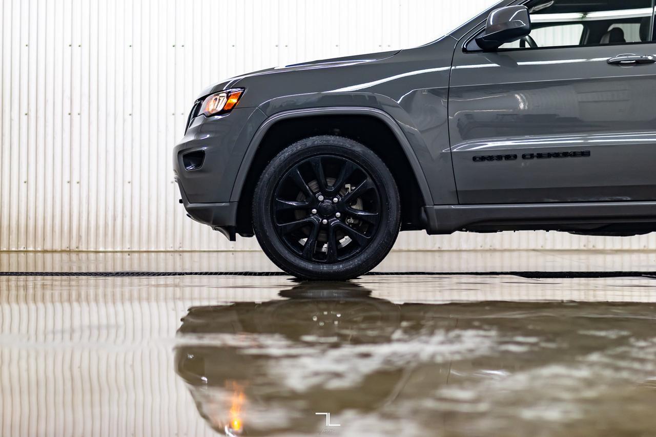 2020 Jeep Grand Cherokee 4x4 Laredo Altitude Leather Roof Nav BCam Red Deer AB