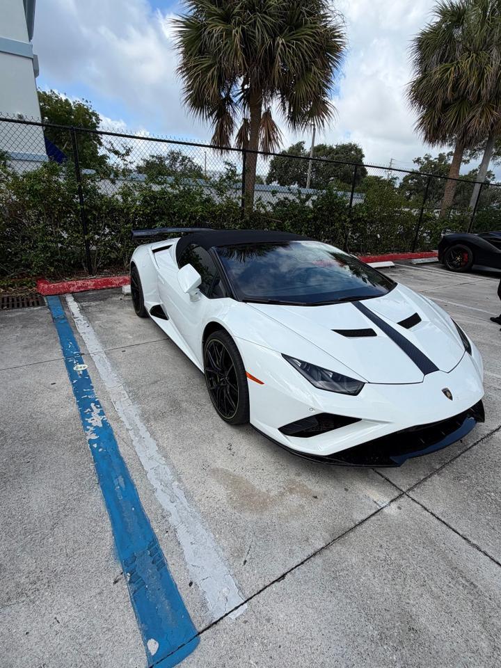 2020 Lamborghini Huracan EVO Base
