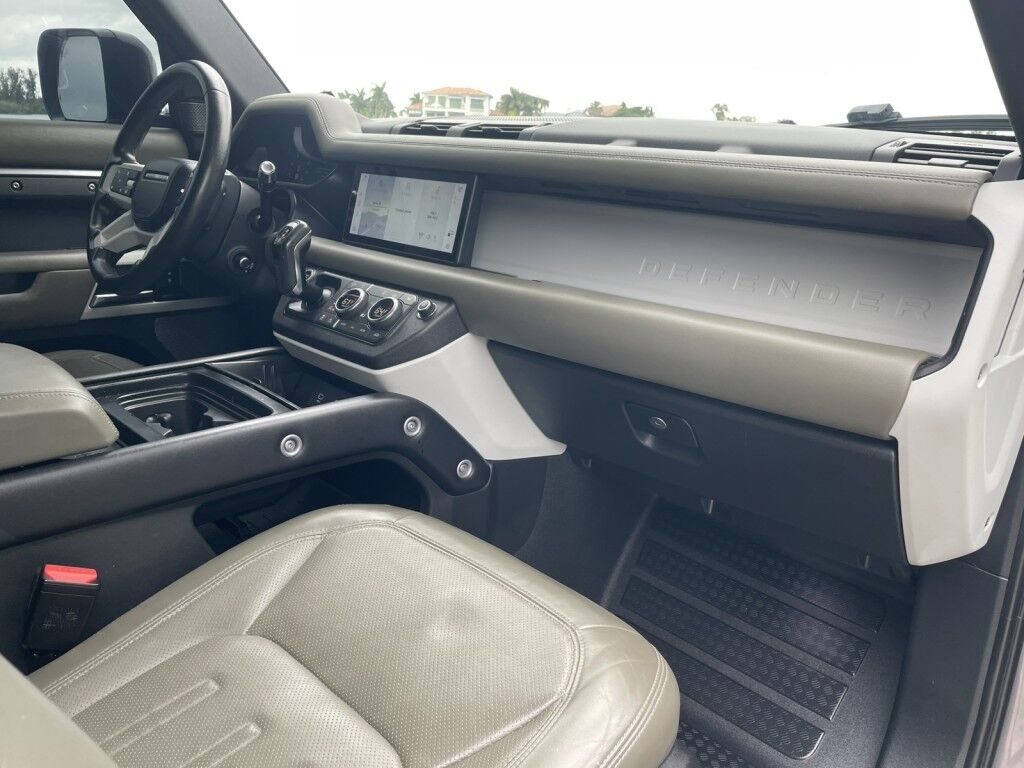 2020 Land Rover Defender SE~ONLINE FINANCE~BLUETOOTH~CAMERA SYSTEM~FRONT BUCKET SEATS~LEATHER SEATS~MEMORIZED SEAT SETTINGS~NAVIGATION~POWER SEATS~PREMIUM SOUND SYSTEM Sarasota FL