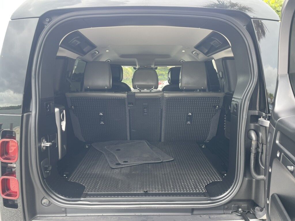 2020 Land Rover Defender SE~ONLINE FINANCE~BLUETOOTH~CAMERA SYSTEM~FRONT BUCKET SEATS~LEATHER SEATS~MEMORIZED SEAT SETTINGS~NAVIGATION~POWER SEATS~PREMIUM SOUND SYSTEM Sarasota FL