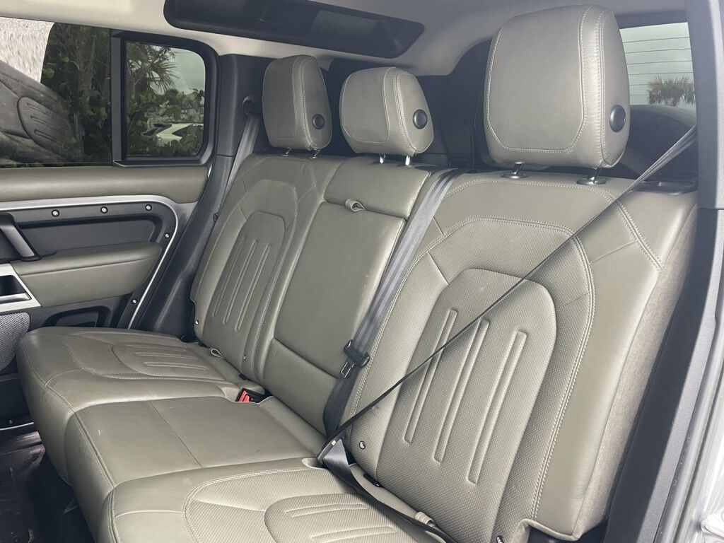 2020 Land Rover Defender SE~ONLINE FINANCE~BLUETOOTH~CAMERA SYSTEM~FRONT BUCKET SEATS~LEATHER SEATS~MEMORIZED SEAT SETTINGS~NAVIGATION~POWER SEATS~PREMIUM SOUND SYSTEM Sarasota FL