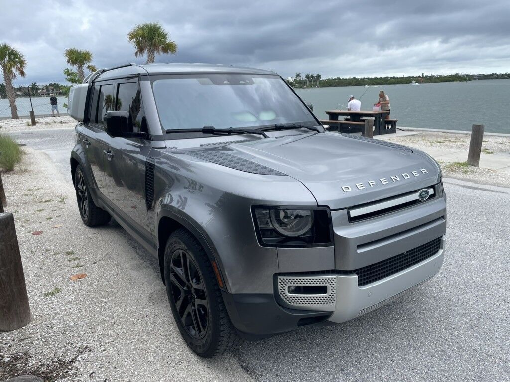 2020 Land Rover Defender SE~ONLINE FINANCE~BLUETOOTH~CAMERA SYSTEM~FRONT BUCKET SEATS~LEATHER SEATS~MEMORIZED SEAT SETTINGS~NAVIGATION~POWER SEATS~PREMIUM SOUND SYSTEM Sarasota FL
