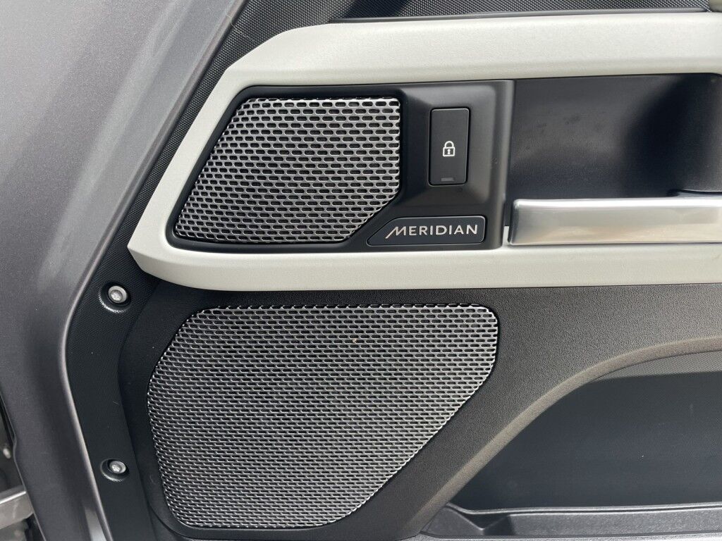 2020 Land Rover Defender SE~ONLINE FINANCE~BLUETOOTH~CAMERA SYSTEM~FRONT BUCKET SEATS~LEATHER SEATS~MEMORIZED SEAT SETTINGS~NAVIGATION~POWER SEATS~PREMIUM SOUND SYSTEM Sarasota FL