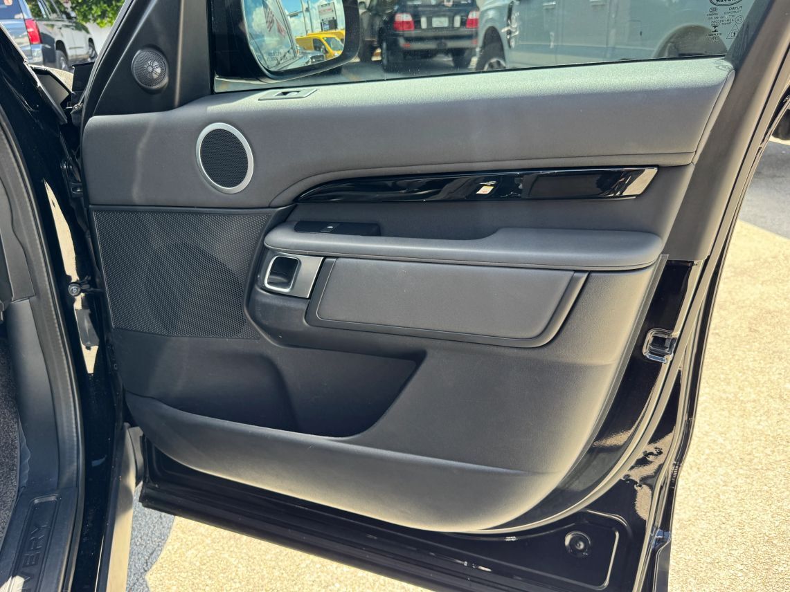 2020 Land Rover Discovery SE Sport Utility 4D