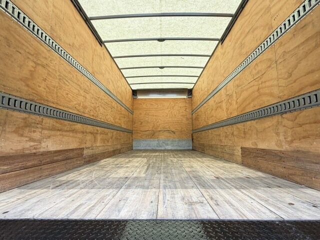 2020 Mitsubishi Fuso FE160 Gas 20' Dry Box Truck with 2,500lb Lift Gate Naples FL