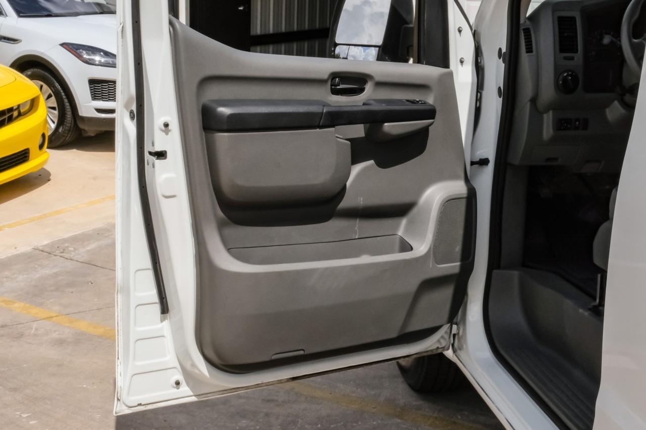 2020 Nissan NV3500 HD Passenger photo 7