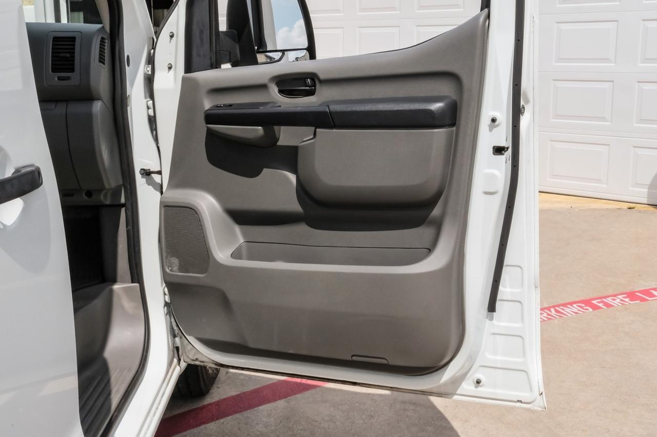 2020 Nissan NV3500 HD Passenger photo 9