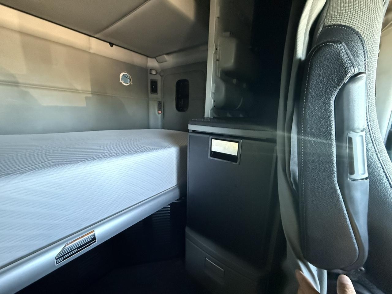 2020 No Make T680 T680 SLEEPER Hollywood FL