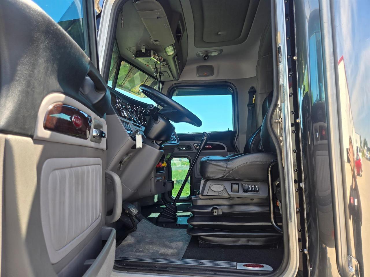 2020 Peterbilt 389 70" Mid Roof Rochester MN