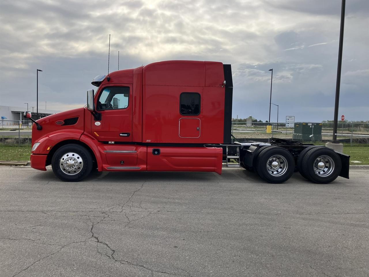 2020 Peterbilt 579 80" Raised Roof Rochester MN
