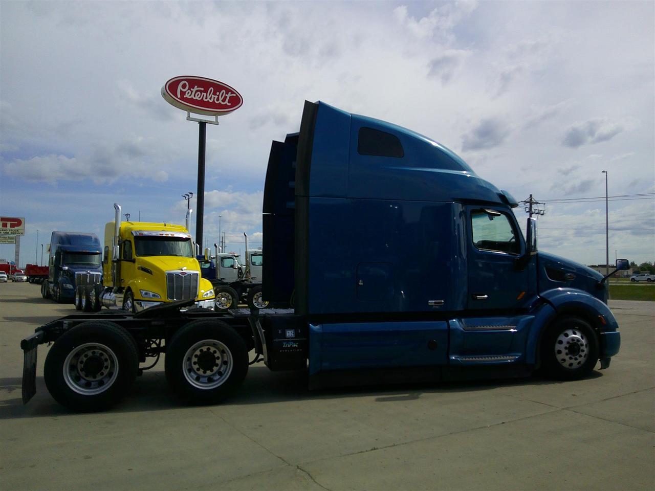 2020 Peterbilt 579 80" Ultraloft Rochester MN