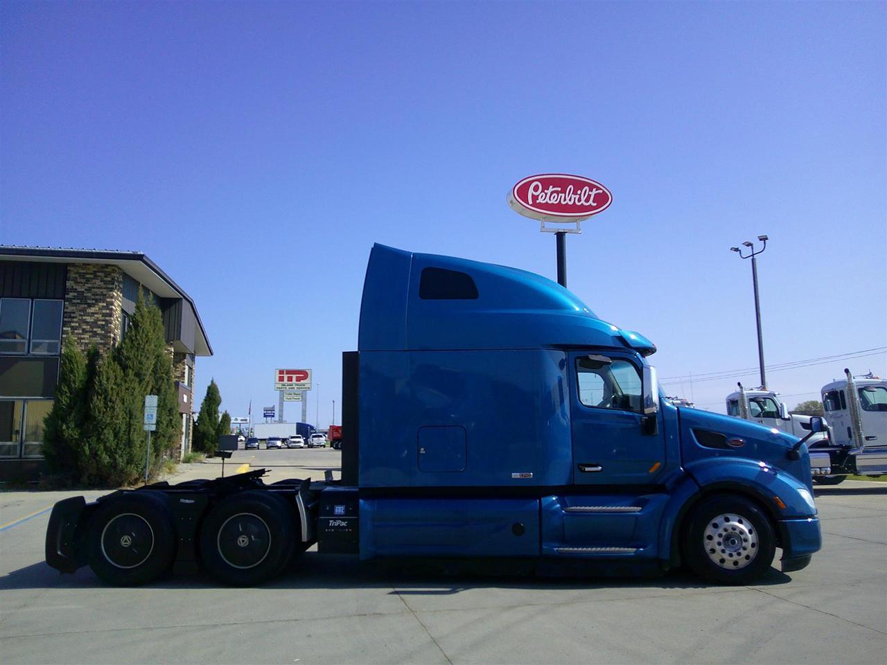 2020 Peterbilt 579 80" Ultraloft Rochester MN