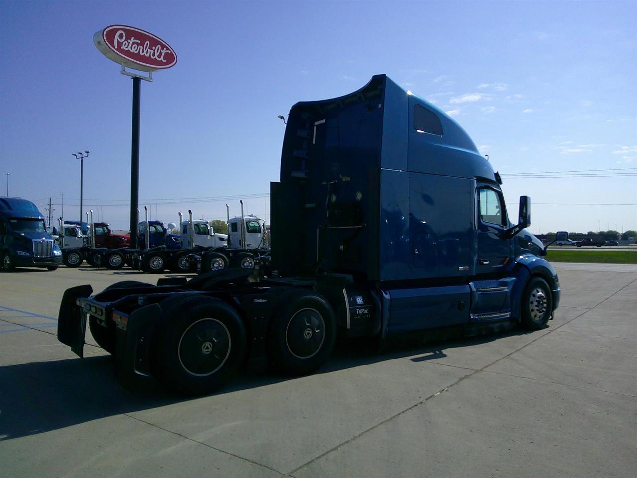 2020 Peterbilt 579 80" Ultraloft Rochester MN