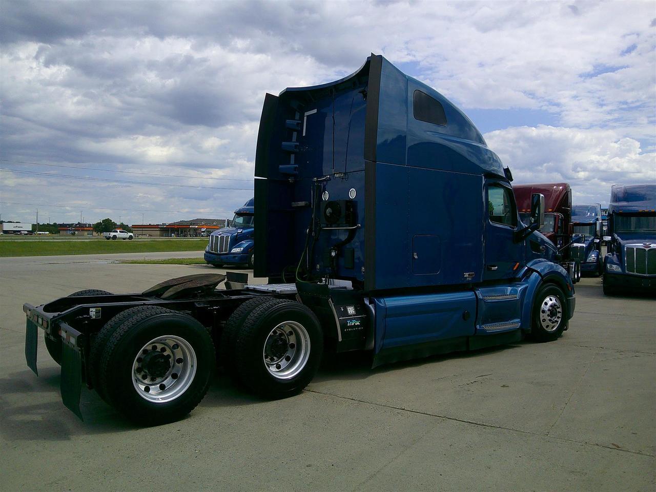 2020 Peterbilt 579 80" Ultraloft Rochester MN