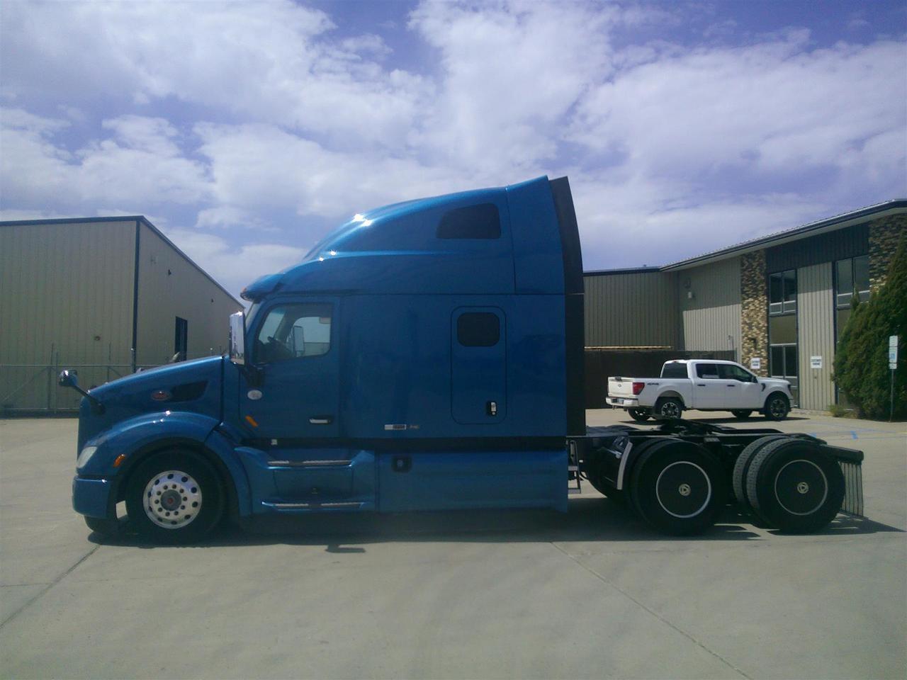 2020 Peterbilt 579 in Fargo, ND — photo 3