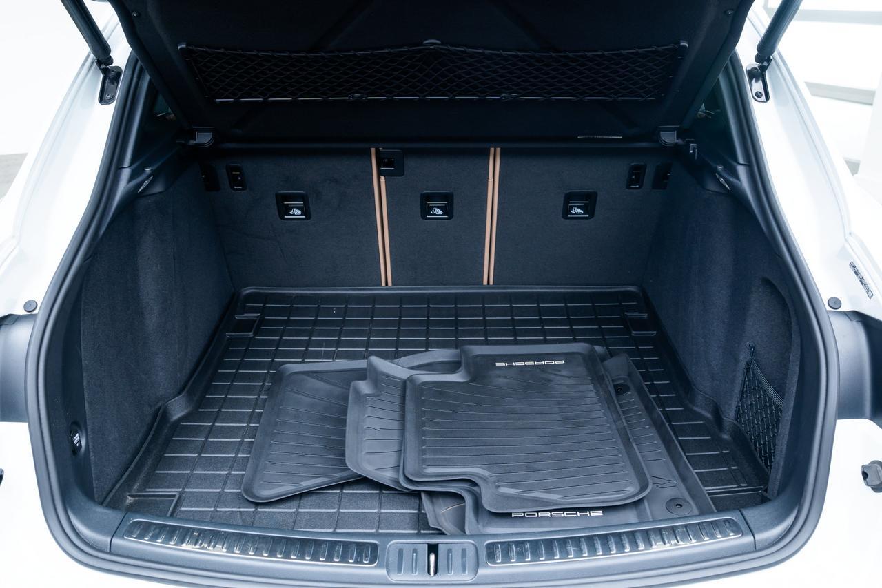 2020 Porsche Macan 1 Owner / Premium Package Plus Portland OR