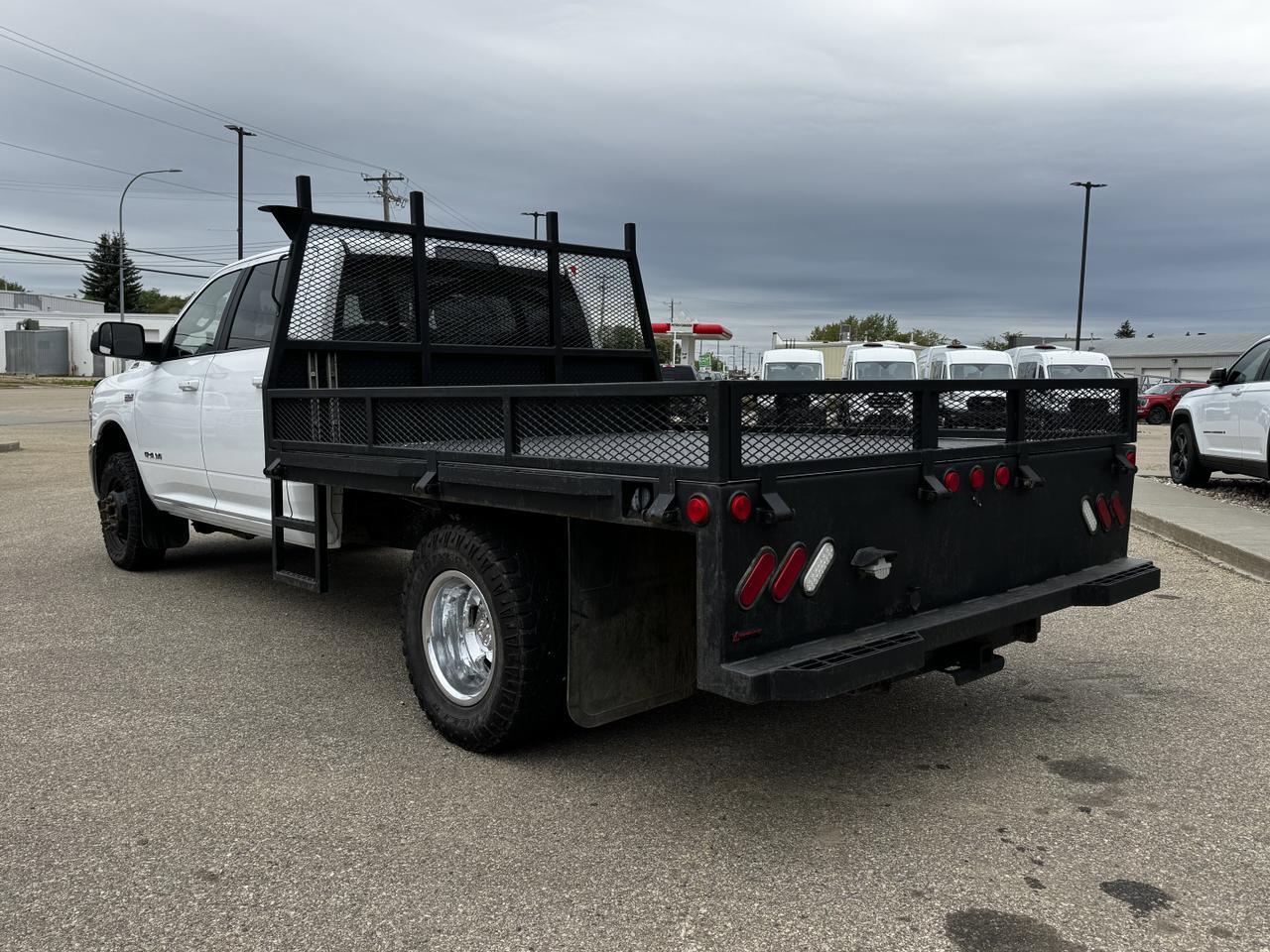 2020 Ram 3500 Chassis Cab SLT Dually Crew 4x4 | Low KMs | HEMI V8 | Front Bench | Backup Alarm Redwater AB