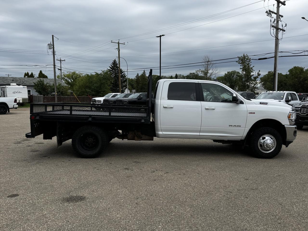 2020 Ram 3500 Chassis Cab SLT Dually Crew 4x4 | Low KMs | HEMI V8 | Front Bench | Backup Alarm Redwater AB