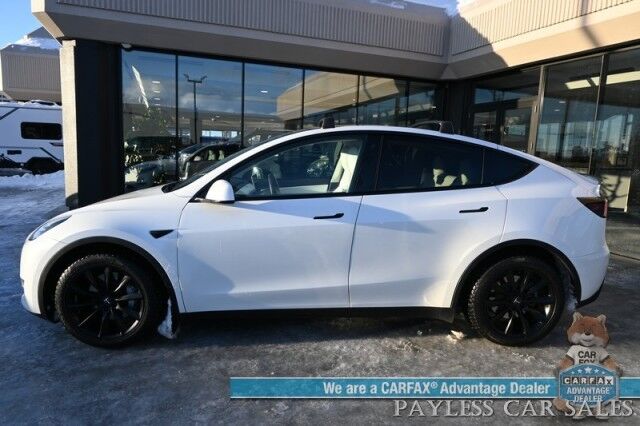 2020 Tesla Model Y Long Range / AWD / Power & Heated Leather Seats / Heated Steering Wheel / NAV / Sunroof / Adaptive Cruise Control / Lane Departure & Blind Spot Alert / Apple CarPlay & Android Auto / Tow Pkg / 1-Owner