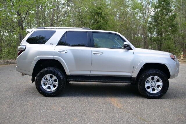 2020 Toyota 4Runner SR5 / 4WD / Navigation / CarPlay! High Point NC