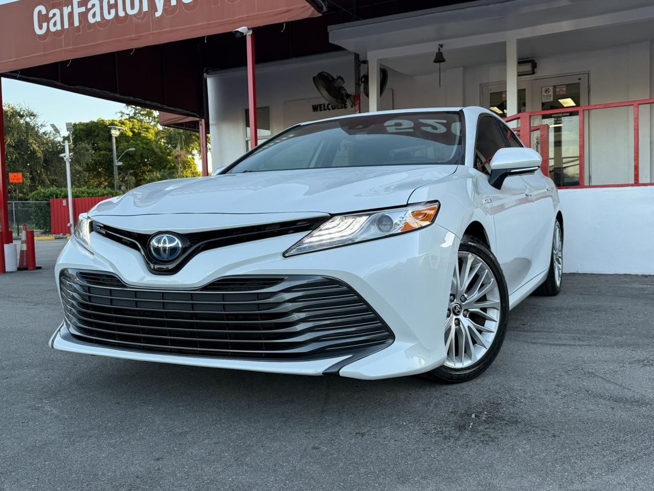 2020 Toyota Camry Hybrid XLE